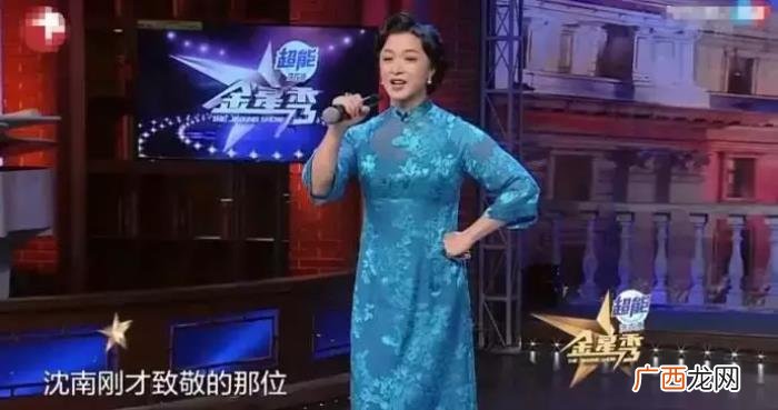 萨顶顶拿反话筒出现低级失误 萨顶顶假唱话筒拿反