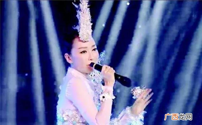 萨顶顶拿反话筒出现低级失误 萨顶顶假唱话筒拿反