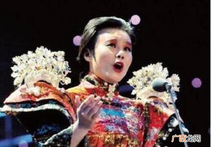 萨顶顶拿反话筒出现低级失误 萨顶顶假唱话筒拿反