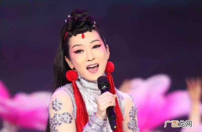 萨顶顶拿反话筒出现低级失误 萨顶顶假唱话筒拿反
