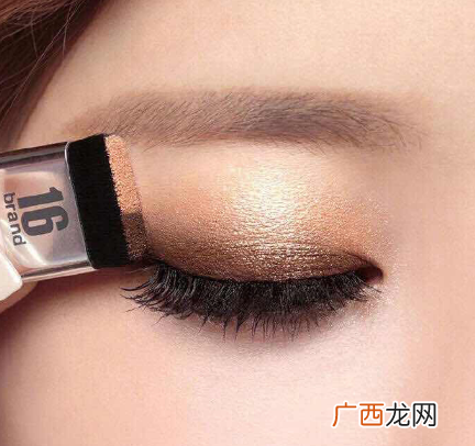 16brand懒人眼影使用方法
