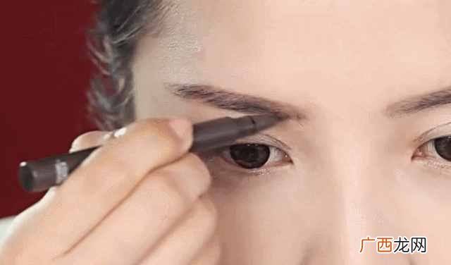 女生化妆都需要什么化妆品和工具（化妆新手必