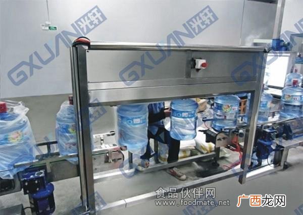 小型瓶装水灌装机,小型桶装水生产线设备一套多少钱