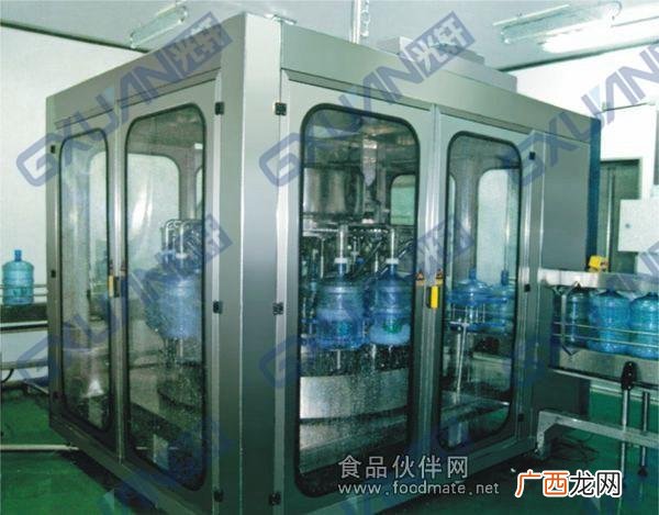 小型瓶装水灌装机,小型桶装水生产线设备一套多少钱
