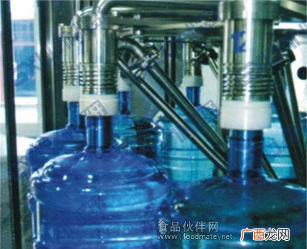 小型瓶装水灌装机,小型桶装水生产线设备一套多少钱