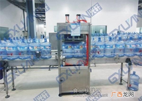 小型瓶装水灌装机,小型桶装水生产线设备一套多少钱
