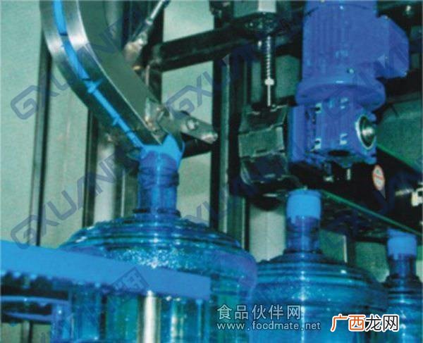 小型瓶装水灌装机,小型桶装水生产线设备一套多少钱