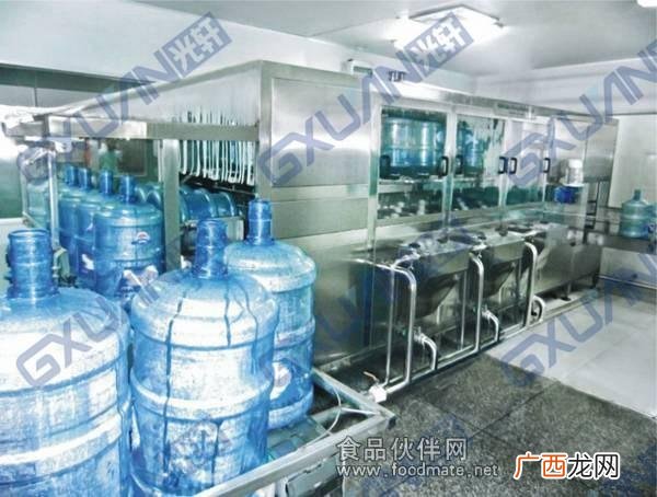小型瓶装水灌装机,小型桶装水生产线设备一套多少钱
