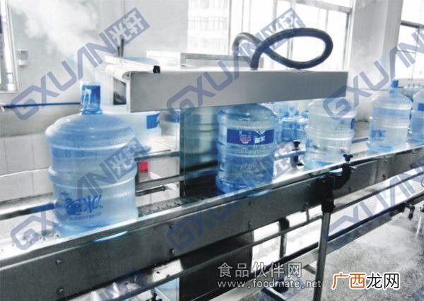 小型瓶装水灌装机,小型桶装水生产线设备一套多少钱