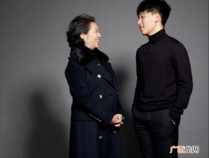 陈坤和他儿子，陈坤19岁儿子晒与奶奶合照