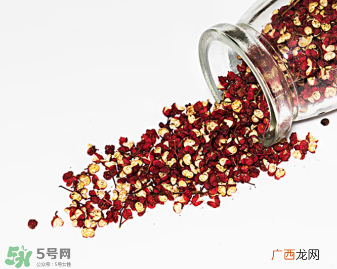 花椒泡脚能治白发吗?花椒泡脚白发能转黑吗?