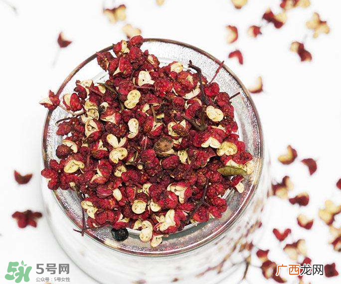 花椒泡脚能治白发吗?花椒泡脚白发能转黑吗?