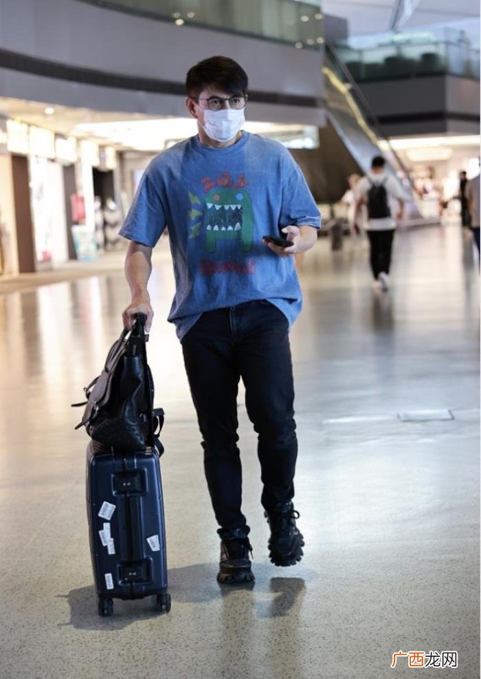 吴奇隆的年龄是多少岁,50岁的吴奇隆虽穿得挺年轻