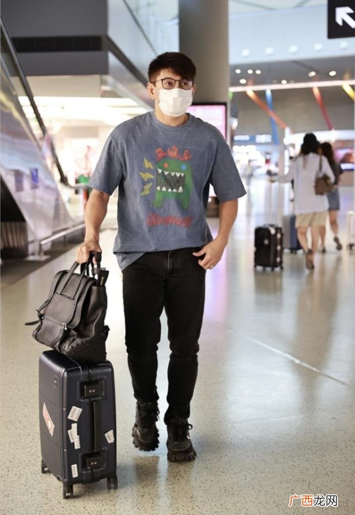 吴奇隆的年龄是多少岁,50岁的吴奇隆虽穿得挺年轻