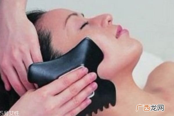面部刮痧后脸发红发热这些人不宜做面部刮痧