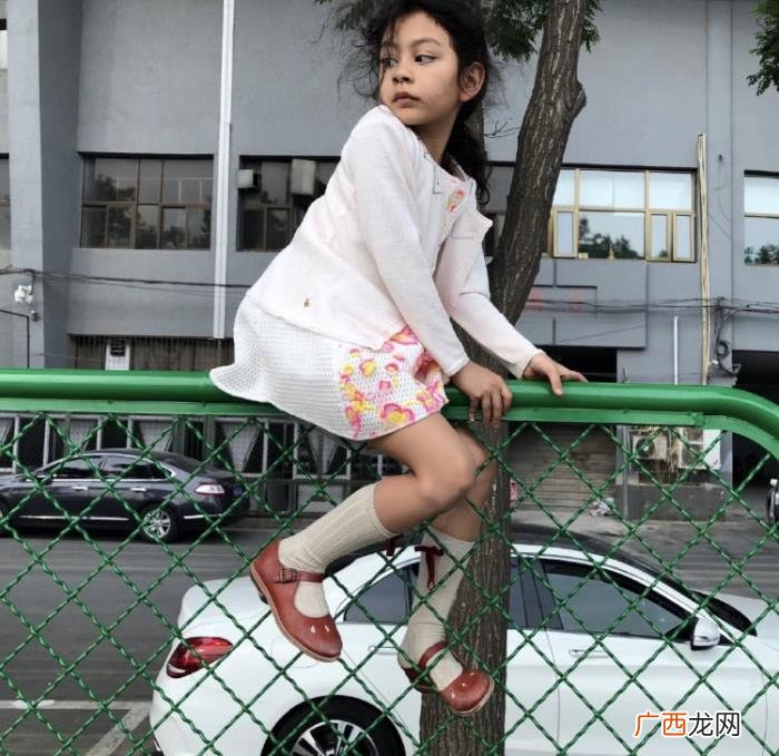刘烨小女儿霓娜迎8岁生日 刘烨女儿名字