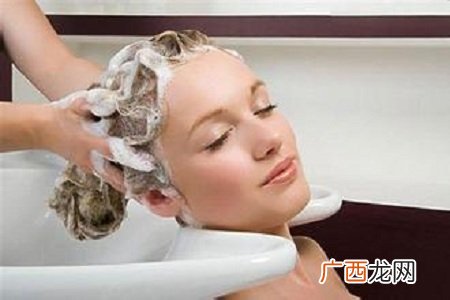 头发干枯毛躁怎么办?从头皮开始保养