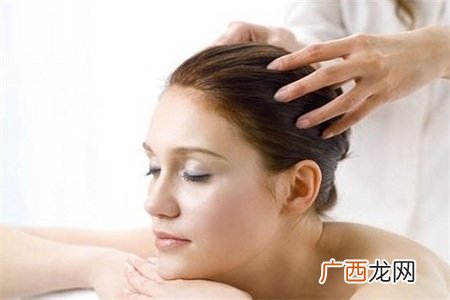头发干枯毛躁怎么办?从头皮开始保养