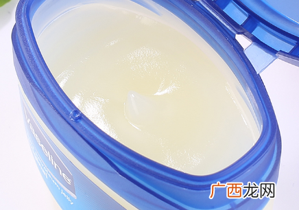 凡士林擦脸会变黑吗 凡士林擦脸好吗