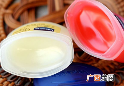 凡士林唇膏可以吃吗 凡士林唇膏怎么样