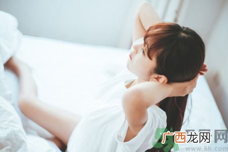 起床做什么运动好?起床时怎么活动筋骨?