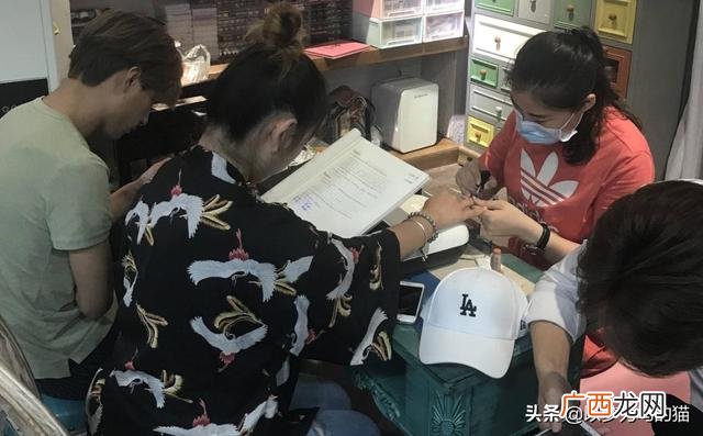 女孩不上学了,学什么技术好,18岁女生学什么技术好呢