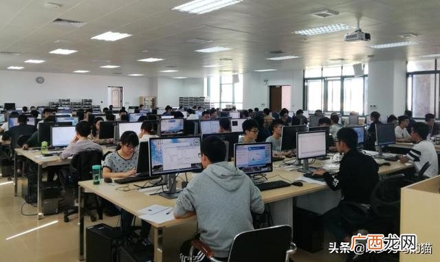 女孩不上学了,学什么技术好,18岁女生学什么技术好呢