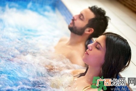 泡温泉可以带金戒指吗？泡温泉可以带金首饰吗？