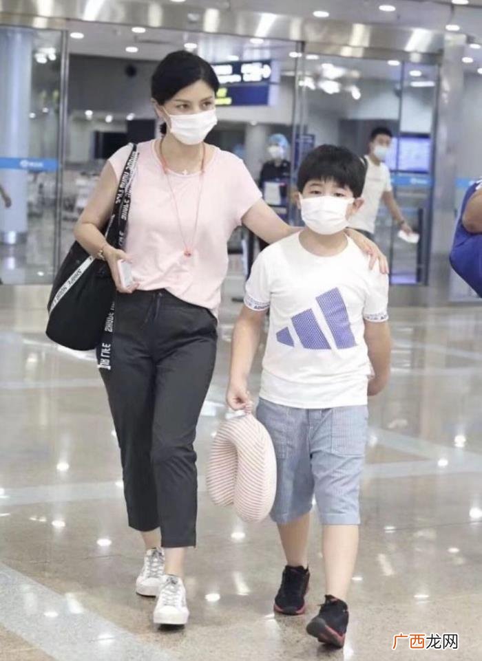 胡可带儿子安吉现身机场 沙溢胡可的孩子