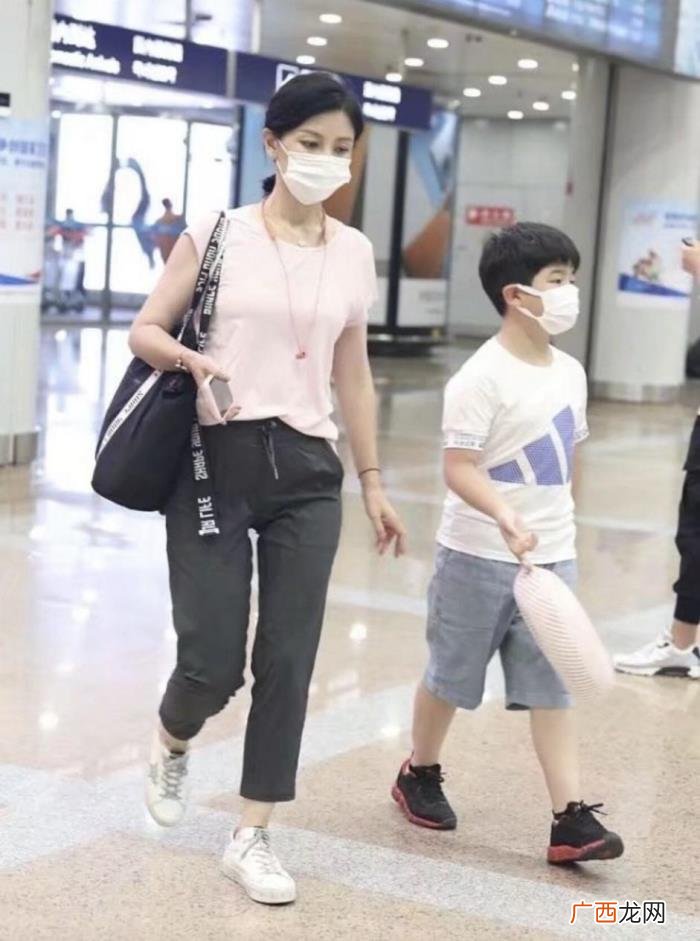 胡可带儿子安吉现身机场 沙溢胡可的孩子