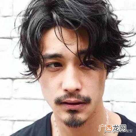 男生头发硬适合什么发型，适合头发硬的男生发
