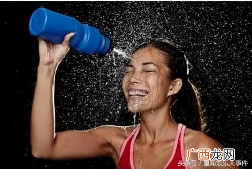螨虫挤出来是什么样子？脸上有螨虫的症状图片