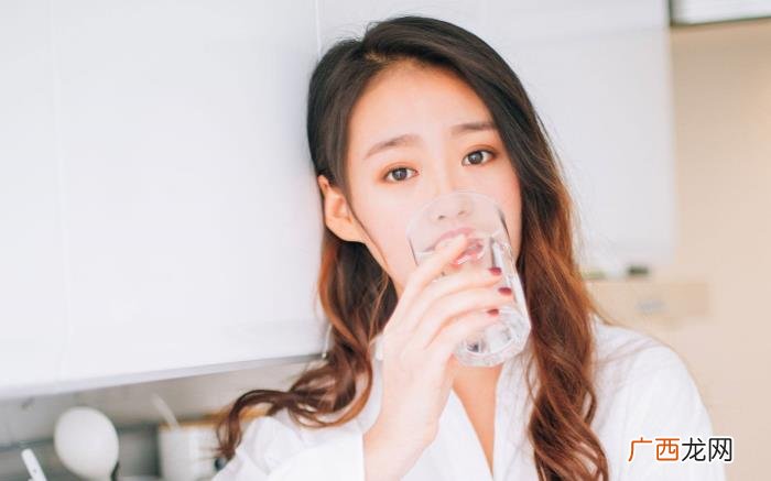 对付高冷妹子方法，男生用另类的方法追求她