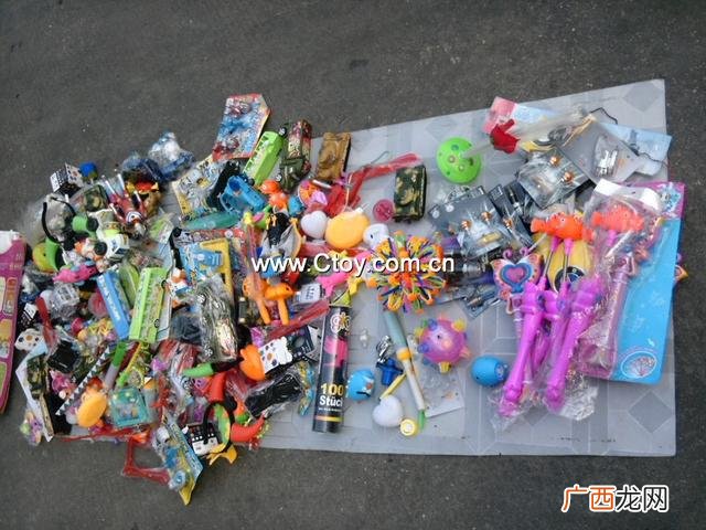 跑江湖摆地摊产品,摆地摊卖小商品赚钱吗