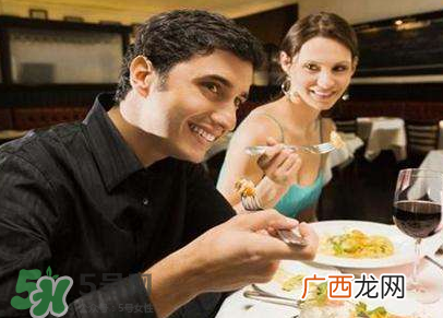 15分钟吃顿饭的人该反思吃饭太快有什么危害？