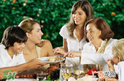 15分钟吃顿饭的人该反思吃饭太快有什么危害？