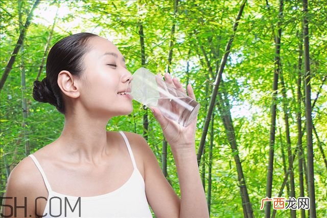 晚上睡觉醒来口干舌燥是怎么回事