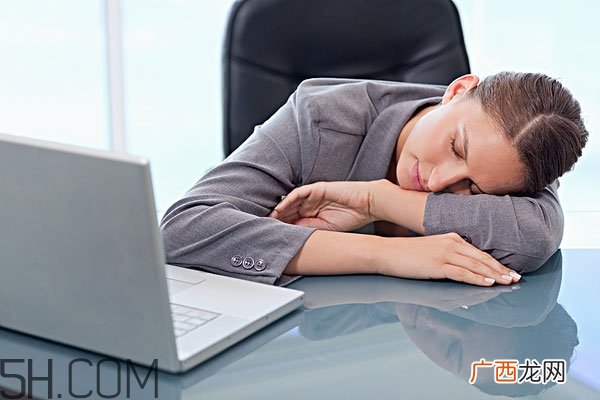 熬夜上火喉咙痛怎么办吃好睡好是关键