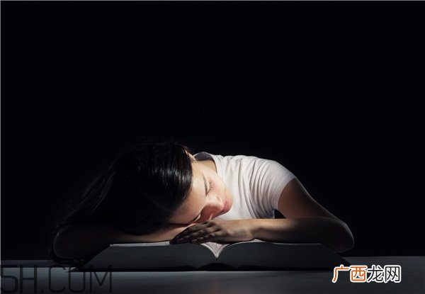 熬夜上火喉咙痛怎么办吃好睡好是关键