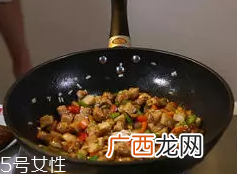 杏鲍菇怎么洗才干净？盐水泡泡轻松去污