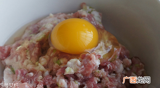 香椿水饺怎么做好吃？超详细香椿豆腐饺子做法