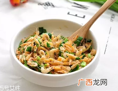 韭菜没熟吃了会怎么样？生韭菜很辛辣
