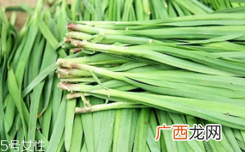 韭菜没熟吃了会怎么样？生韭菜很辛辣