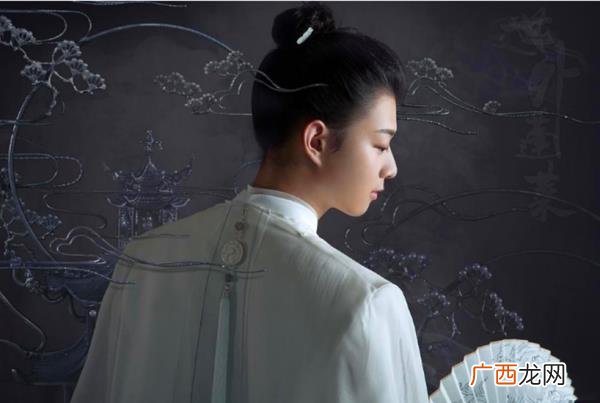爸爸妈妈离婚的图片，霍尊3岁父母离婚跟妈妈挤19平小屋
