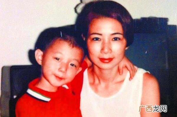 爸爸妈妈离婚的图片，霍尊3岁父母离婚跟妈妈挤19平小屋