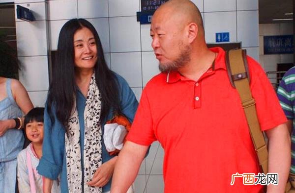 爸爸妈妈离婚的图片，霍尊3岁父母离婚跟妈妈挤19平小屋