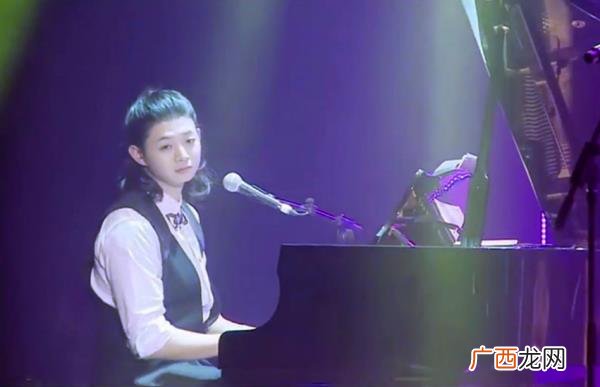 爸爸妈妈离婚的图片，霍尊3岁父母离婚跟妈妈挤19平小屋