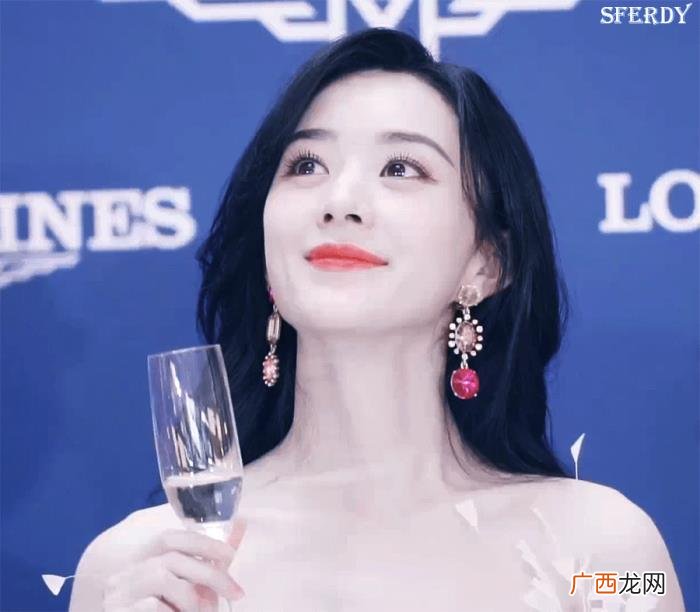 赵丽颖同款耳环图片，赵丽颖耳环掉在锁骨上