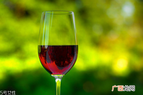 入门小白怎么挑红酒年份红酒适饮期在5年内
