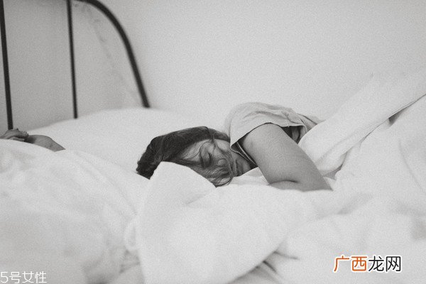 睡眠不足会引起什么症状长痘肥胖变笨